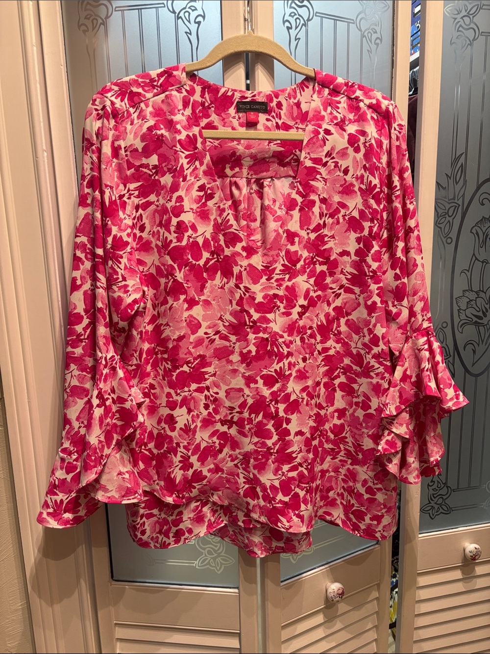 Vince Camuto Hot Pink and white Floral Ruffle-Sleeve V-Neck Blouse